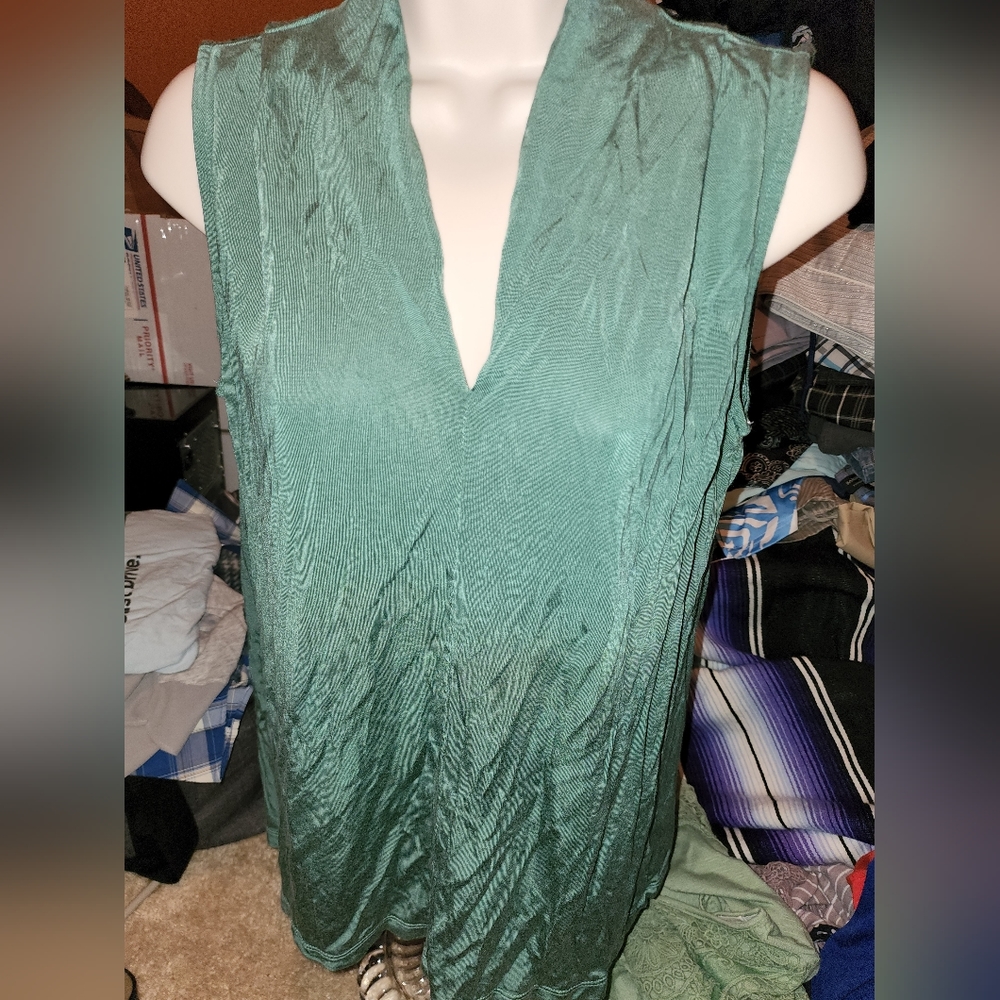 LOVE 21 Forever 21 SLEEVELESS V-Neck Front Back Choker NeckSuper Cute Summer
